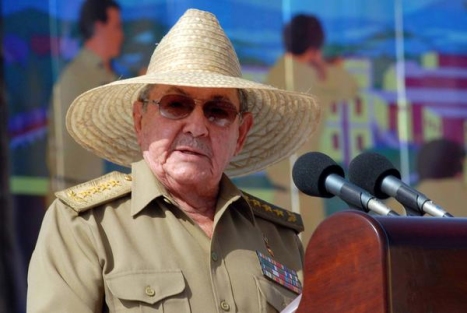 El presidente Raúl Castro pronuncia las palabras centrales del acto por los 60 años de los asaltos a los cuarteles Moncada y Carlos Manuel de Céspedes.Autor: AIN